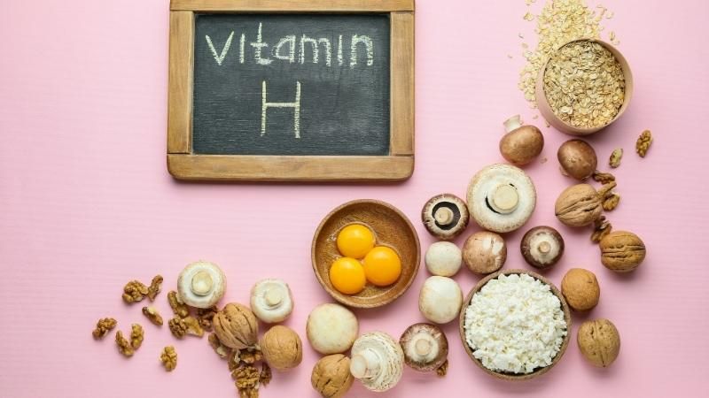 Khi gà thiếu vitamin H sẽ thường phát triển triệu chứng viêm nhiễm